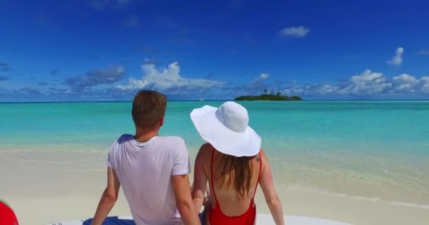 Hombre Mujer Jóvenes Yacían Costa Del Mar Tomando Sol Hermosa — Vídeo de stock