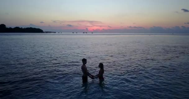 Jong Stel Ontspannen Het Strand Bij Zonsondergang Thailand — Stockvideo