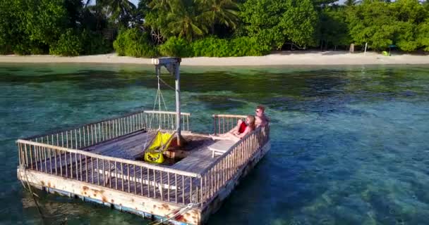 Šťastný Pár Plavání Dřevěném Pontonu Mořské Vodě Při Západu Slunce — Stock video