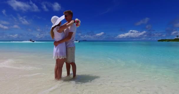 Coppia Romantica Sulla Spiaggia Tropicale — Video Stock