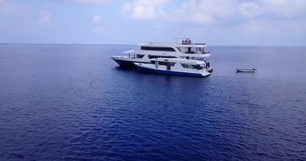 Элитная Яхта Передвигающаяся Синем Море Летний Отдых Бали Индонезия — стоковое видео