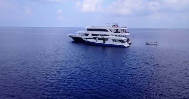 Yacht de luxe se déplaçant en mer bleue. Vacances d'été Bali, Indonésie.