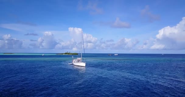 Mavi Denizde Arka Planda Adası Olan Beyaz Bir Yat Koh — Stok video