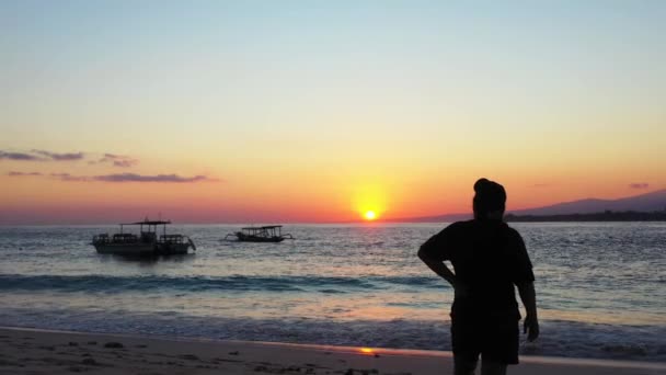 Ευτυχισμένη Γυναίκα Περπατώντας Στην Παραλία Κατά Διάρκεια Του Ηλιοβασιλέματος Μπαλί — Αρχείο Βίντεο