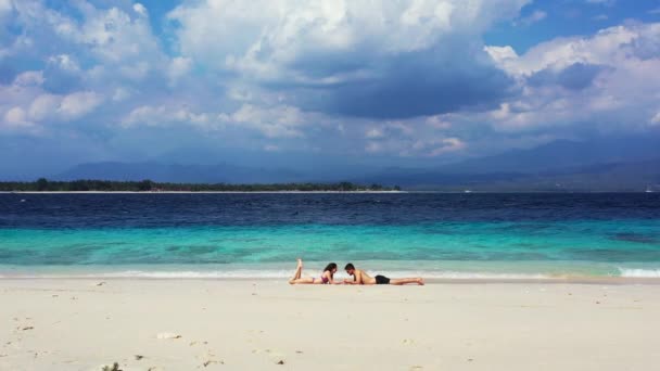 Joven Con Hermosa Novia Tomando Sol Playa Tropical Arena Cerca — Vídeo de stock