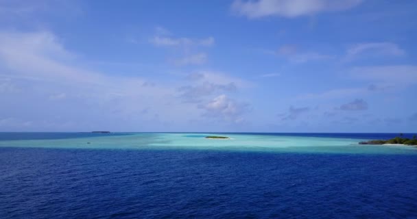 Magneettiset Värit Malediivit Merimaisema Turkoosi Rantaviivaa Kesämatka Eksoottisille Saarille — kuvapankkivideo