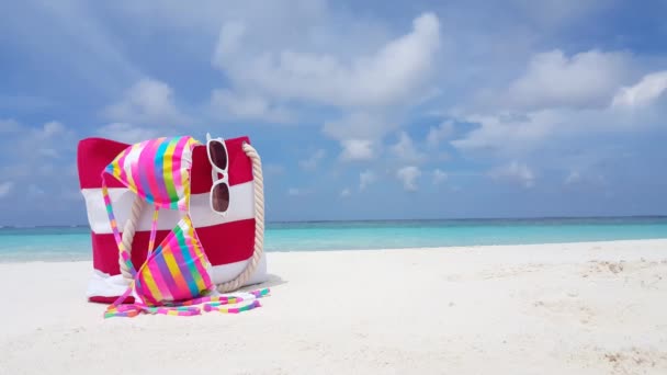 Gestreepte Tas Met Bikini Zonnebril Zomer Landschap Dominicaanse Republiek Caribisch — Stockvideo