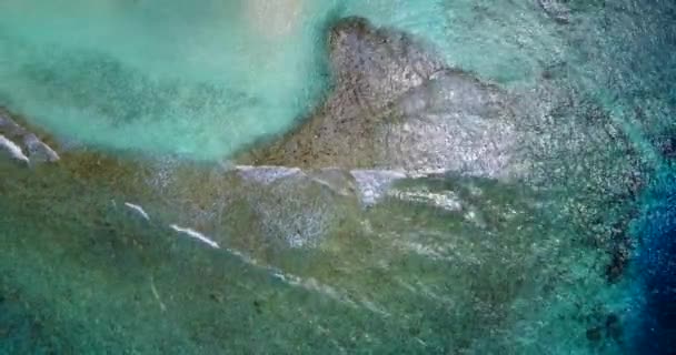 Vista Superior Vídeo Sobre Superfície Água Cristalina Turquesa Com Ondas — Vídeo de Stock