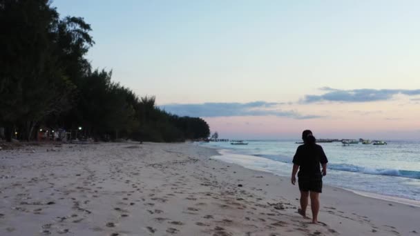 Тропическая Концепция Путешествия Женщины Райскому Пляжу Время Красочного Заката Мальдивские — стоковое видео