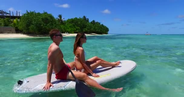Παραλία Διασκεδαστικό Ζευγάρι Στο Paddleboard Surfboard Surfing Μαζί Στη Θάλασσα — Αρχείο Βίντεο