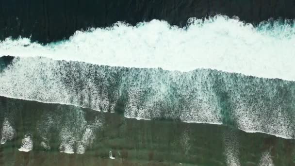 Blick Von Oben Auf Die Küste Mit Lang Laufenden Wellen — Stockvideo