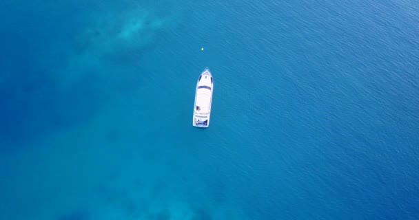 青い海にドッキング白いヨットのトップビュー バリ島の自然背景 — ストック動画