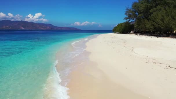 Белый Песчаный Пляж Спокойной Водой Экзотическая Природная Сцена Бали — стоковое видео