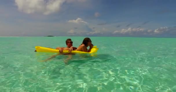 Casal Jovem Relaxando Juntos Férias Verão Maldivas — Vídeo de Stock