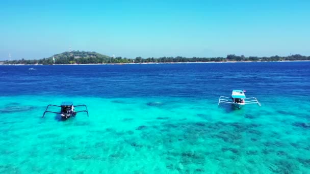 Boten Aangemeerd Zee Met Eiland Achtergrond Zomer Landschap Van Bali — Stockvideo