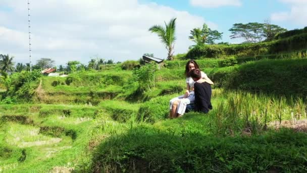 Vídeo Menina Atraente Sentado Namorado Joelhos Campo Verde Ilha Tropical — Vídeo de Stock