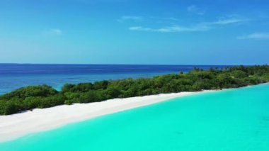 Canlı turkuaz deniz kenarı adası. Bahamalar cennet sahnesi, Karayipler.