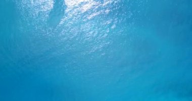 Dalgalı deniz yüzeyi. Bora Bora 'daki tropik cennet, Fransız Polinezyası.