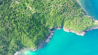 Adadaki yeşil dağlar. Bahamalar, Karayipler 'de tropik tatil. 