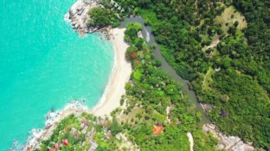 Rocky kıyı şeridi tepeden görünüyor. Bora Bora 'nın egzotik doğası, Fransız Polinezyası. 