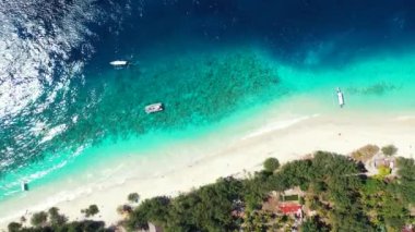 Adaya yanaşmış gemilerle rıhtımların egzotik manzarası. Doğu Afrika 'da Seyşeller Manzarası.