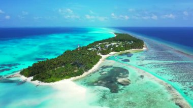 Mavi turkuaz su ve tropikal ada Maldivler ile göz kamaştırıcı deniz manzarası.