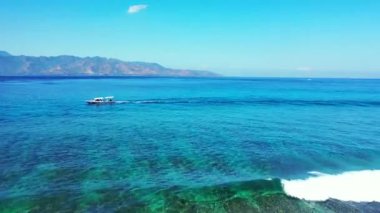 Hareketli teknesi ve dağları olan bir deniz manzarası. Bali, Endonezya 'ya egzotik yaz gezisi. 