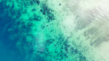 Dalgalı deniz suyunun üst görüntüsü, doğal arka plan. Endonezya, Bali 'deki Doğa Manzarası.  