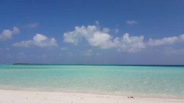 Kıyı şeridinde sığ su. Barbados, Karayipler 'e egzotik yolculuk. 