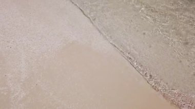 Şeffaf dalgalı deniz suyunun yakın görüntüsü. Bali 'nin tropikal doğası.