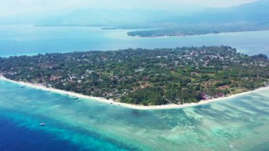 Tropikal adanın hava görüntüleri. Yaz tatili konsept videosu 