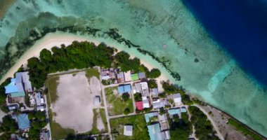 İnanılmaz tropikal okyanus kristal mavi su adanın yanında, yaz yolculuğu konsepti