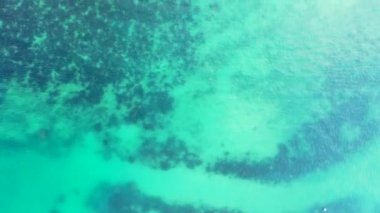 Yeşil dalgalı turkuaz su yüzeyinin mercan tabanlı üst görüntüsü. Okyanusya 'daki Fiji' de yaz tatili.
