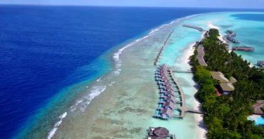 Adadaki lüks bungalovlar. Bali 'de yaz tatili.