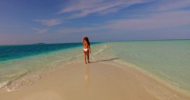 Karayipler 'de tatil tatili tatili tatili gezisindeki mutlu plaj mayosu kadını.. 
