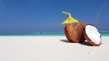 Sahilde samanlı hindistan cevizi kokteyli. Tayland, Asya 'da tatil sahnesi. 