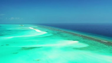 Ufuktaki hava görüntüsü, turkuaz suyla deniz hattı. 