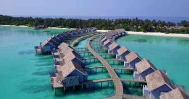 Ada boyunca ahşap bungalovlar. Bali 'nin Idyllic doğası.