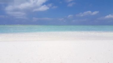 Sakin suyu olan bir sahil. Antigua 'ya yaz yolculuğu.