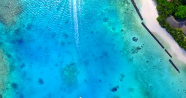 Dalgalı denizde dalgalı sular. Barbados, Karayiplere Seyahat.