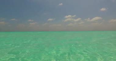 Kıyıda sığ deniz suyu. Koh Samui huzurlu sahne, Tayland.