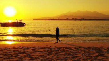 Kumsalda yürüyen bir kadın