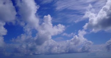 Gökyüzü adadan görünüyor. Bali, Endonezya 'da egzotik tatil. 