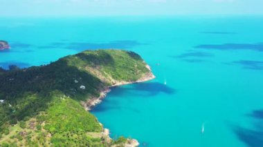 Palmiyelerle kaplı yeşil dağları olan canlı mavi deniz manzarası. Tayland, Asya 'da yaz tatili. 