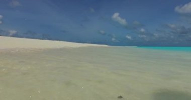Kristal deniz suyunun yakın görüntüsü, dalgalı deniz. Endonezya, Bali 'de yaz havası.