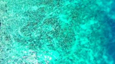 Dalgalanan deniz suyunun doğal arka planı. Barbados, Karayipler 'e egzotik yolculuk.