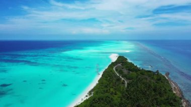 Maladies 'de tropikal cennet adası olan beyaz kumsal manzarası 