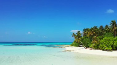 Kıyıda sakin deniz dalgaları. Endonezya, Bali 'deki egzotik manzara.  