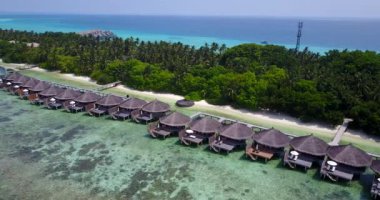 Yeşil adanın sahil şeridi boyunca bungalovlar. Avustralya, Okyanus Manzarası. 