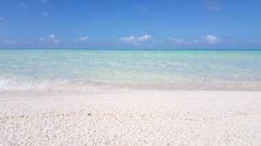 Sabaha sakin bir sahil manzarası var. Tayland 'da yaz mevsimi.  